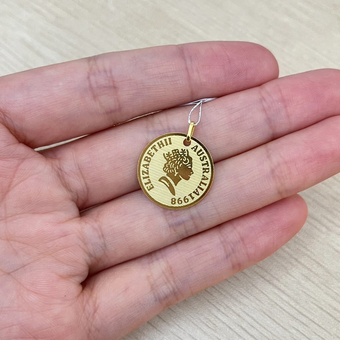 拉丝女王牌吊坠足金999 经典女王实心牌5G工艺爆款