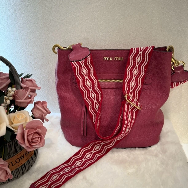 95新 MIU MIU/缪缪 miumiu粉色水桶限定肩带