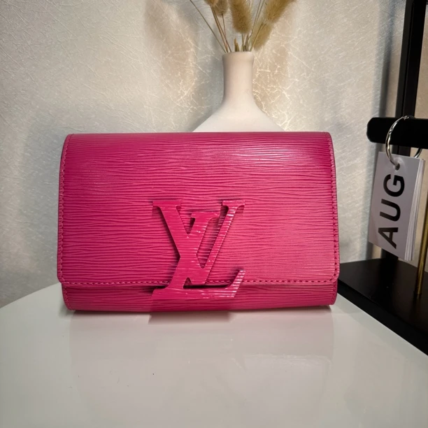 95新 LouisVuitton/路易威登 LV斜挎信封玫红色