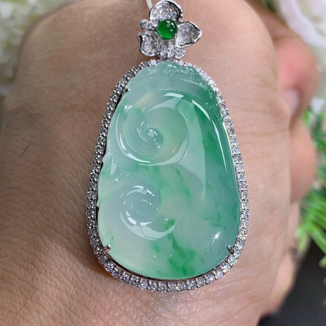 尺寸41.1×22.1×9.9缅甸天然翡翠A货18k金高冰胶阳绿如意吊坠