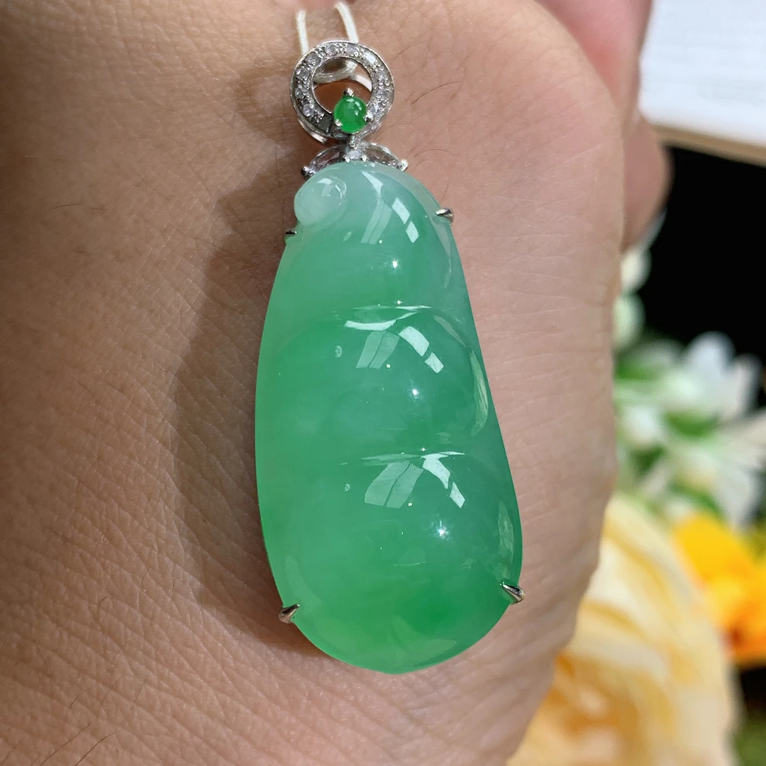 天然翡翠A货玉石18k金冰润阳绿福豆吊坠，尺寸39.5×15.2×9.7