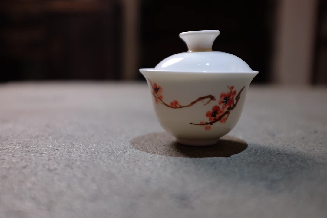 早期制作 德化白瓷 手工绘画梅花家用二才盖碗100毫升