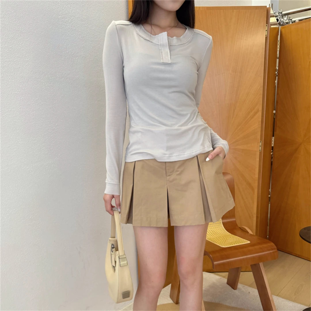 JUNWEI LIN 24 秋冬新款浅棕色紧身圆领纽扣打底衣