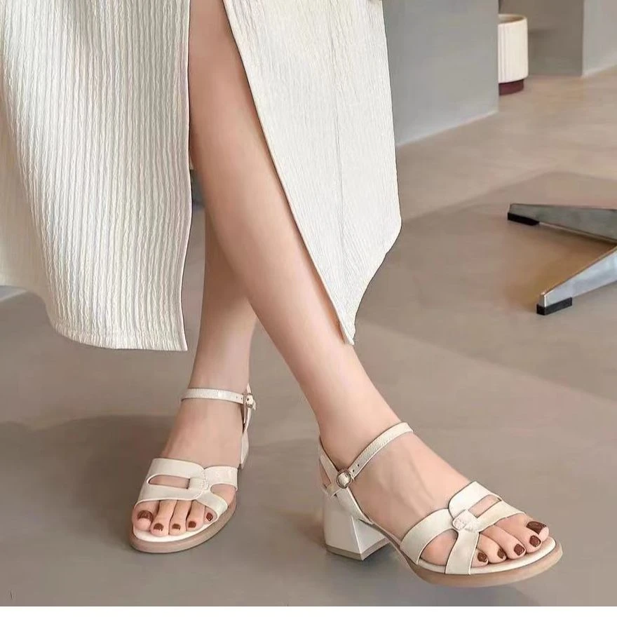 CL8869  米色  夏季新款一字带时尚头中粗跟露趾女士凉鞋