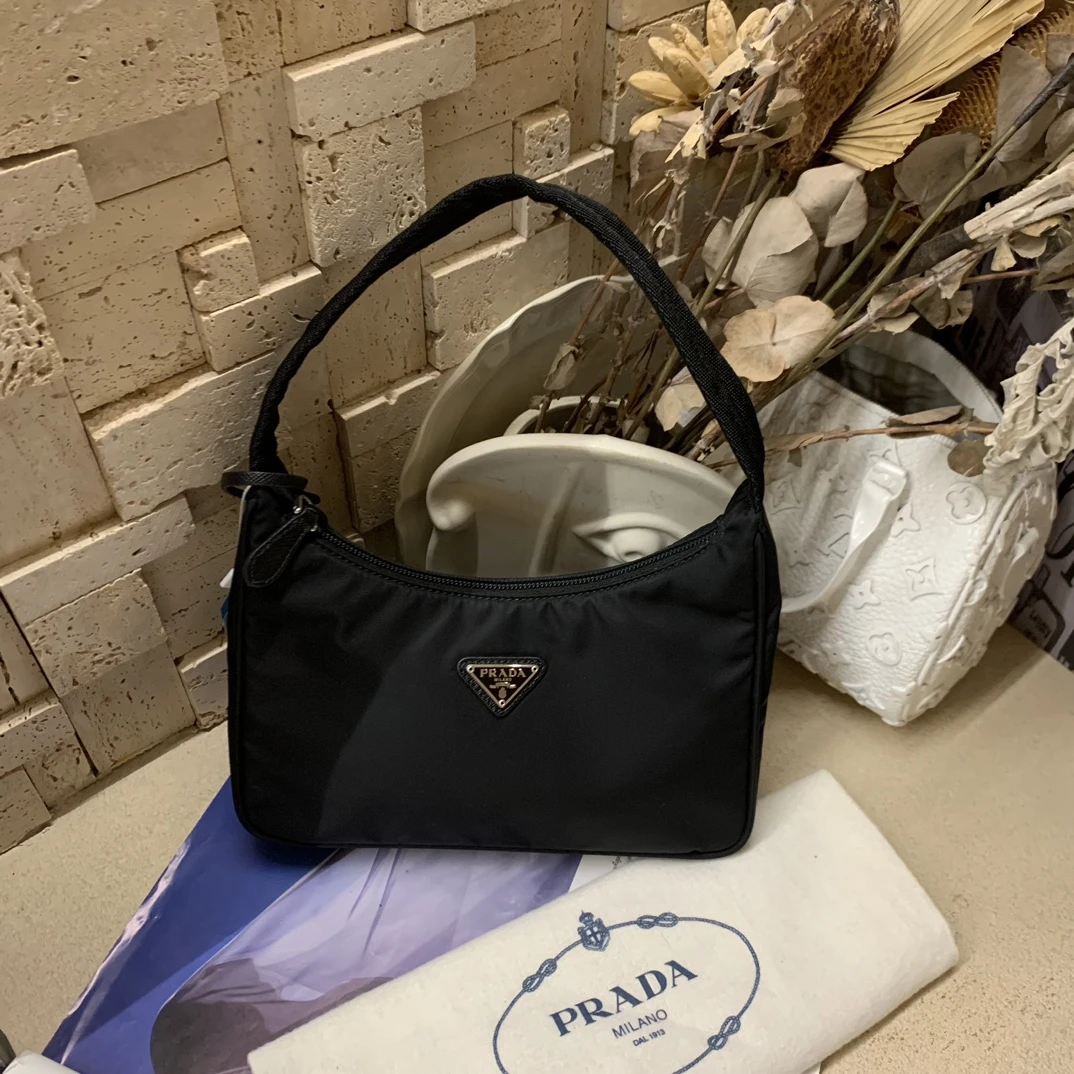 99新 Prada/普拉达 黑色hobo腋下包