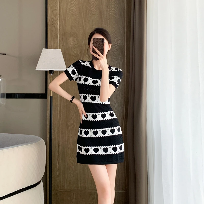 小香风撞色爱心修身连衣裙2025年夏季新款气质显瘦中长款直筒裙子