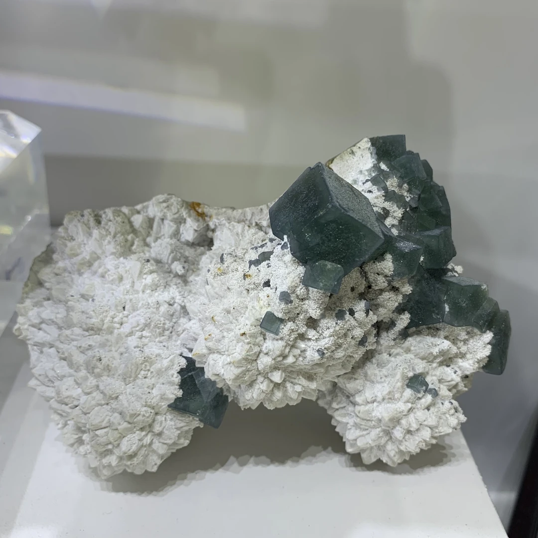 内蒙莫兰迪萤石和水晶共生，尺寸11×7公分左右