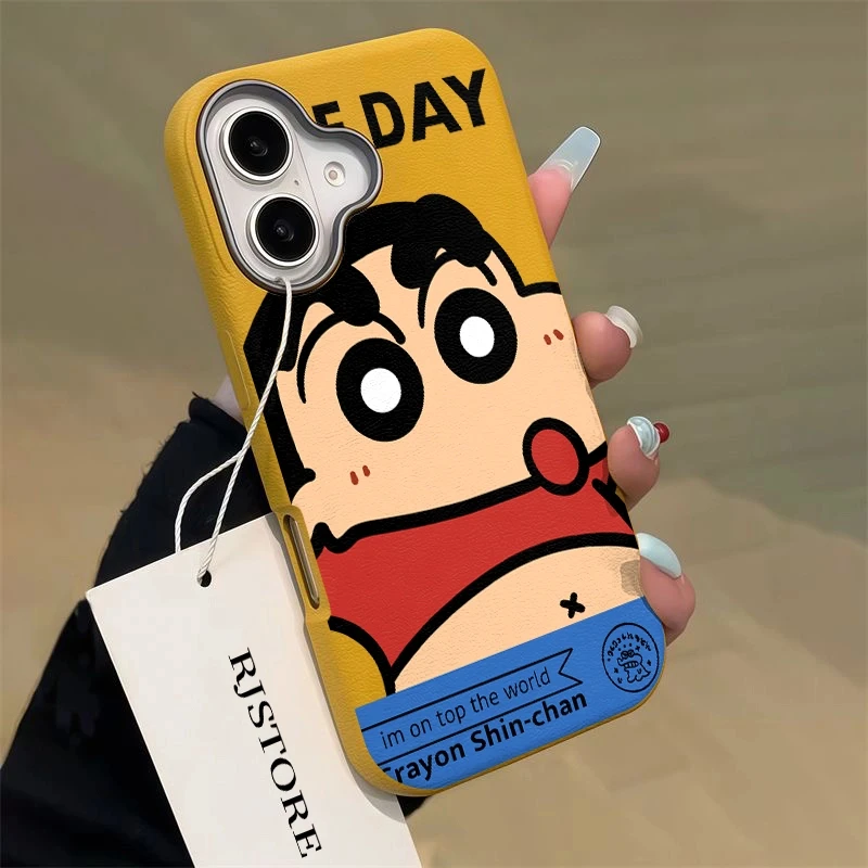 卡通小新正脸适用iPhone16/15pro荔枝纹14金属框手机壳13/12/11套