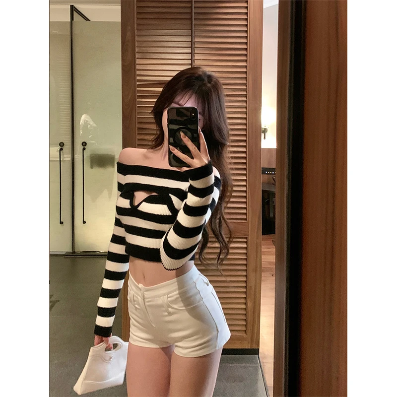 2024秋季新品新桥恋人一字肩条纹镂空修身性感上衣短裤时尚两件套
