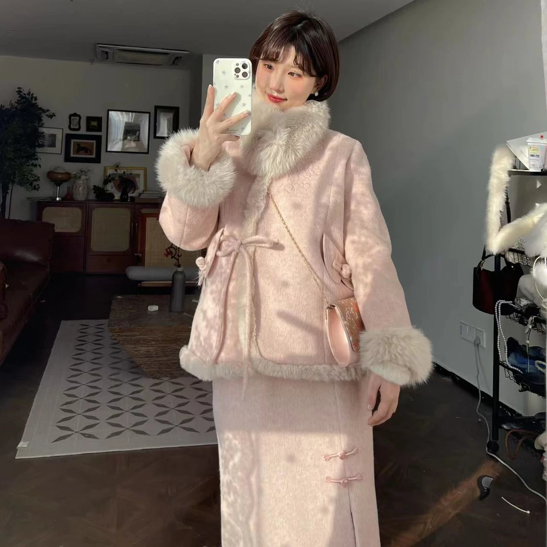 蕾英俊-桃花坞-冬季国风粉色90白鸭绒羽绒上衣+半裙