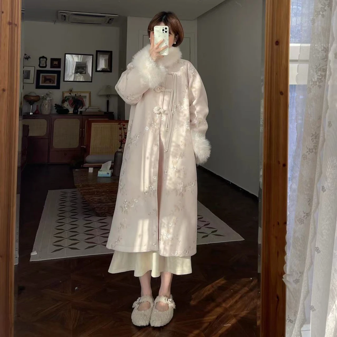 蕾英俊-姝影-冬季新款新中式90白鸭绒绣花长款大衣羽绒服-JF4287