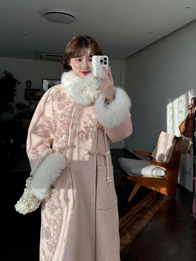 蕾英俊-遇清欢-冬季新款新中式粉色刺绣羽绒长款呢子外套-JF5539