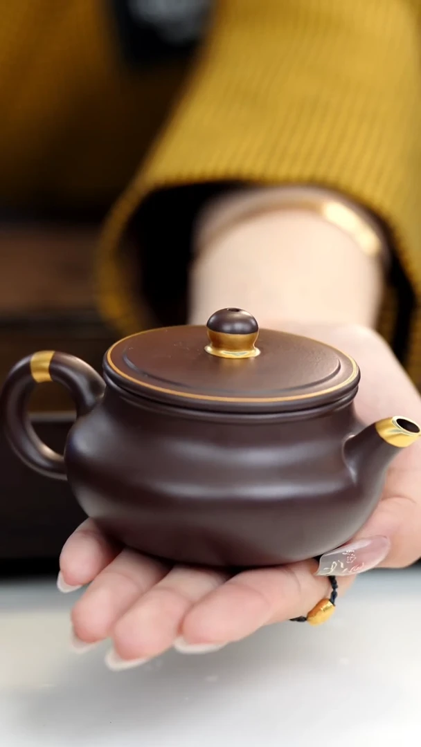 【闪购商品】紫砂茶壶紫茄泥光素描金扁韵