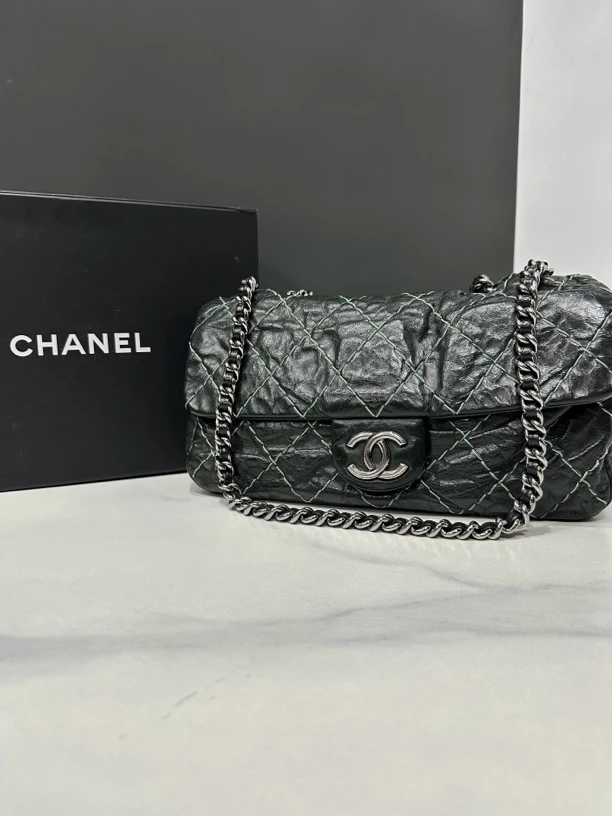 95新 Chanel/香奈儿 褶皱油蜡外缝链条包13开28cm/25457993