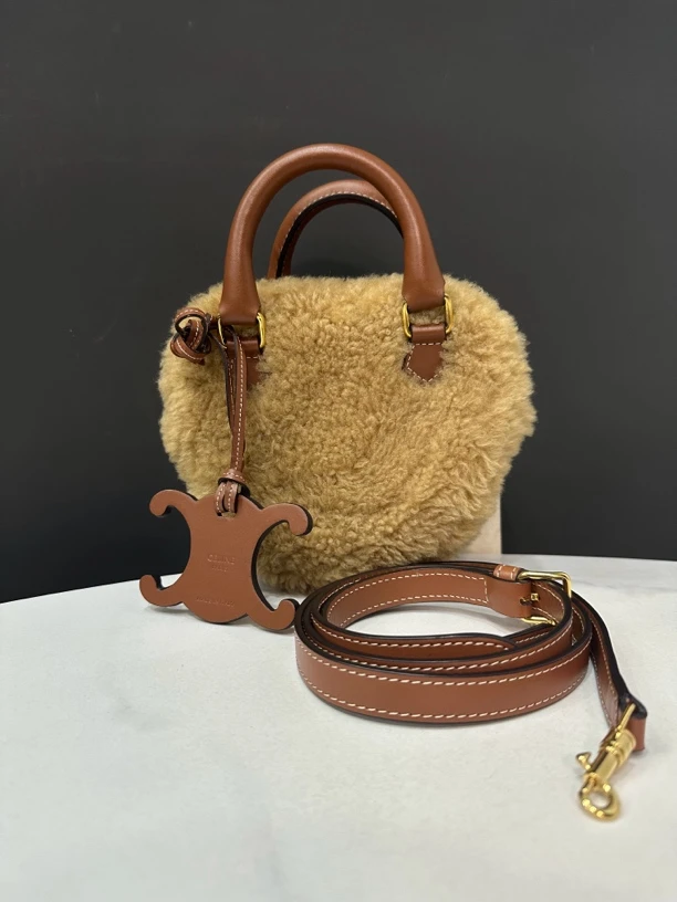 95新 Celine/思琳 羊羔毛爱心包12cm/JJ4081501