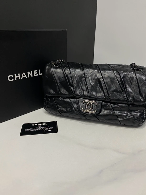 95新 Chanel/香奈儿 黑银油腊褶皱机场包13开卡26Cm/0124092106
