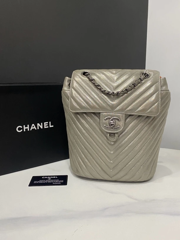 95新 Chanel/香奈儿 银色V纹双肩包22开卡20cm/0294103002