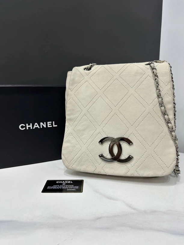 95新 Chanel/香奈儿 外缝大扣邮差包10开卡29cm/0484082101