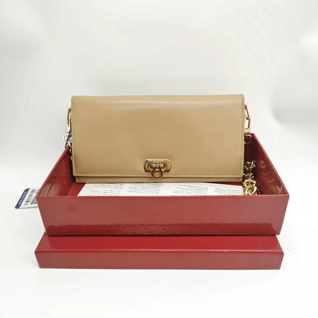 95新 FERRAGAMO/菲拉格慕 菲拉格慕 金扣钱包 w06464