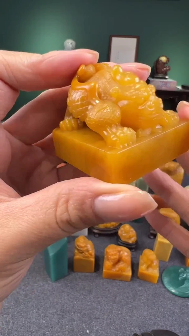 【闪购商品】田黄石麦芽糖瑞兽钮