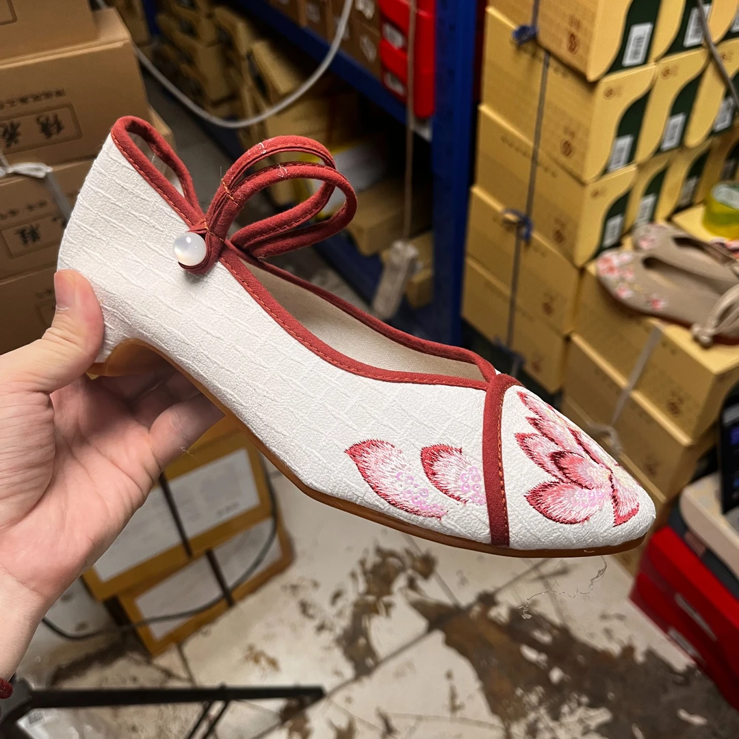 夏季新款民族风软底透气绣花布鞋尖头中国风绣花鞋526-111