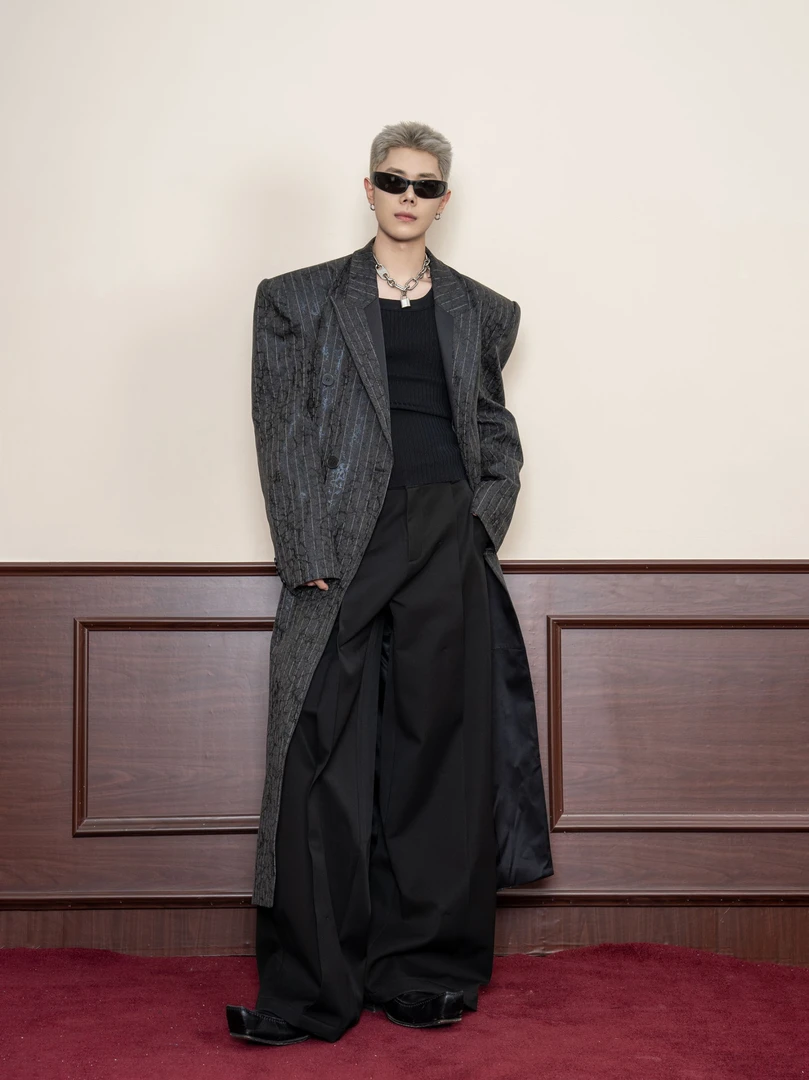 DBW Doublewin压烫工艺条纹西服外套男挺阔收腰垫肩裂纹长款大衣