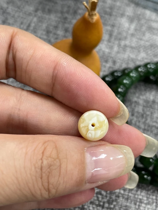 亿熙珠宝天然原矿琥珀蜜蜡老型微瑕瓷白妖花尺寸8.3*9.9mm