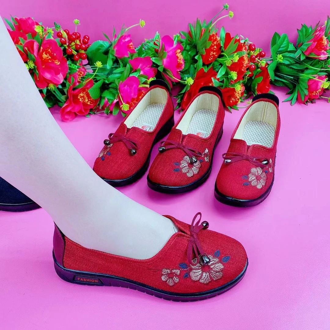 2023春季新款老北京布鞋绣花鞋软底软面圆头平底防滑中老年妈妈鞋