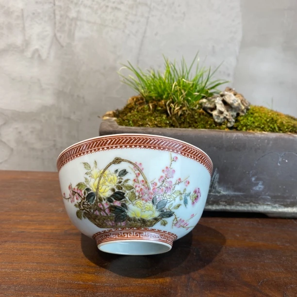 粉彩边角花篮纹碗