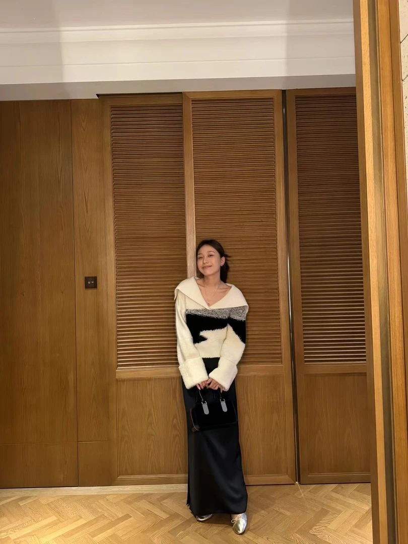 黑白撞色拼接设计感翻领毛衣女秋季新款慵懒风针织衫半身裙套装