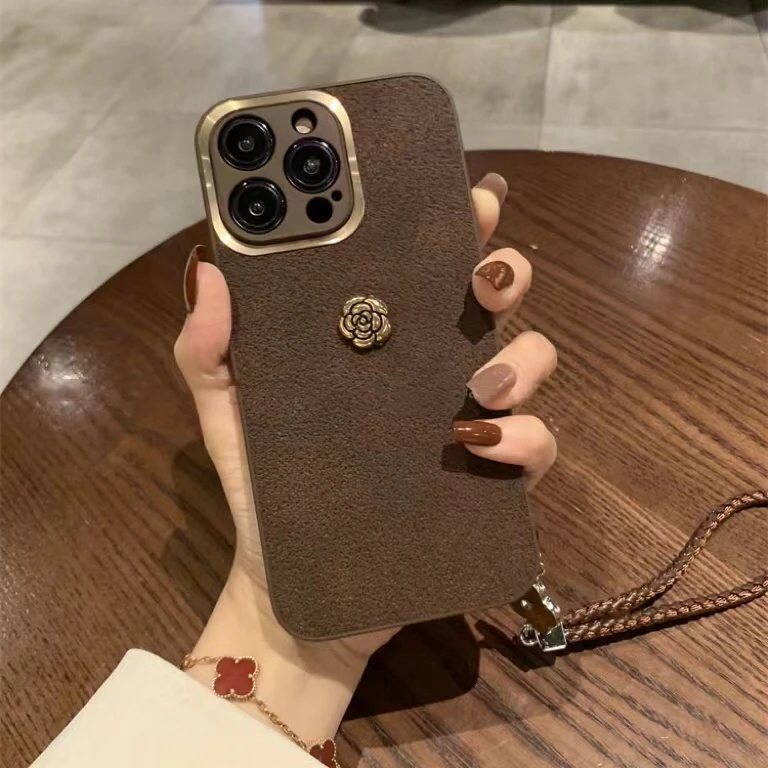 摩卡棕金属山茶花手绳适用苹果14手机壳iphone13promax高档皮质13