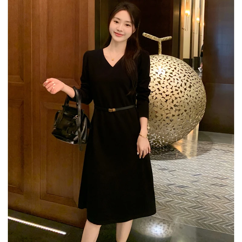 艾墨儿春秋新款赫本风小黑裙高级感穿搭气质V领连衣裙 赠腰带8806