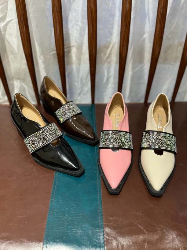 软面漆皮单鞋女低跟尖头水钻时尚中口鞋春夏季2024新款