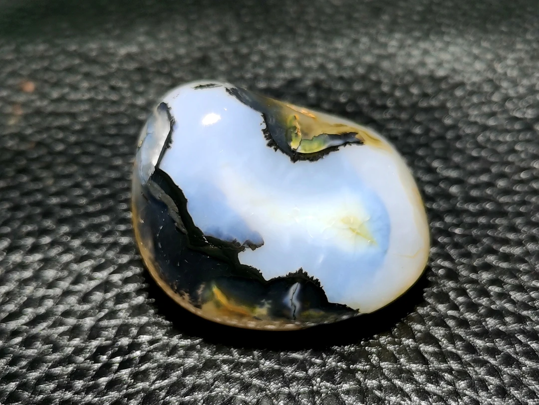 海洋玉髓籽料抛光天然原石，尺寸3.7公分，重33.5克。