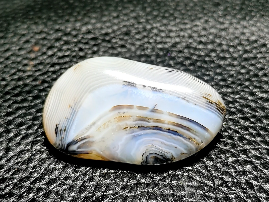 海洋玉髓籽料抛光天然原石，尺寸4.2公分，重25克。