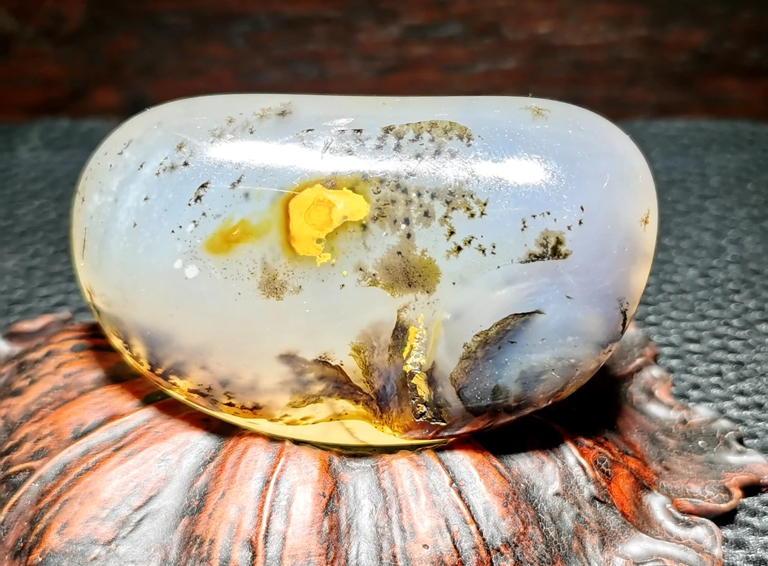 海洋玉髓籽料抛光天然原石，尺寸5.9公分，重77克。