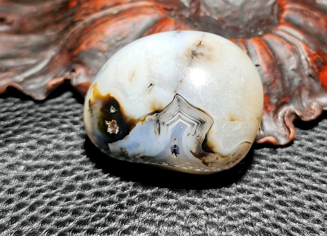 海洋玉髓籽料抛光天然原石，尺寸3.8公分，重34克。