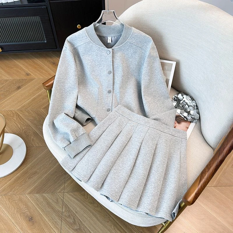 2025大码女装胖MM减龄时尚百搭显瘦遮肉棒球服+百褶裙两件套套装