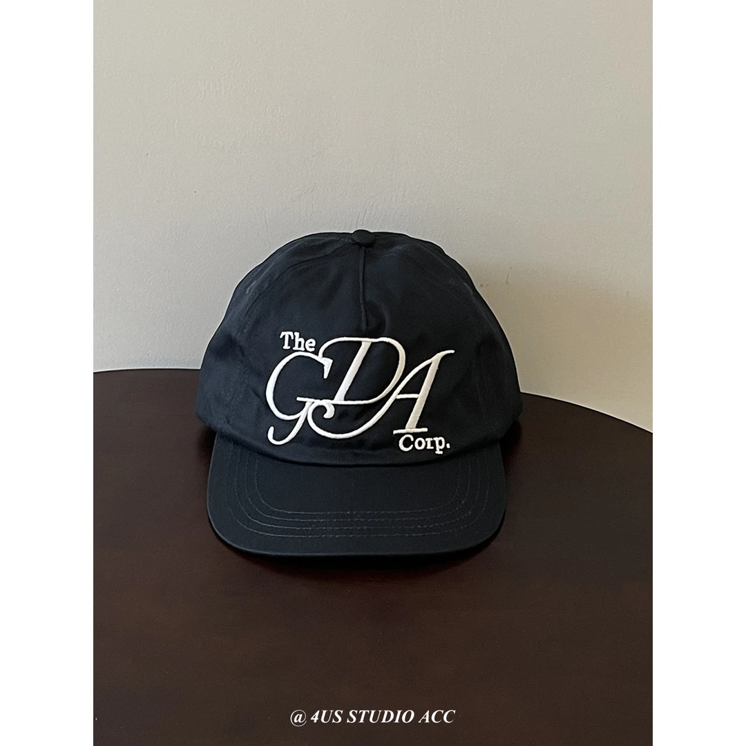 小众设计师款刺绣字母平檐鸭舌帽女显脸小高级感海军蓝情侣棒球帽