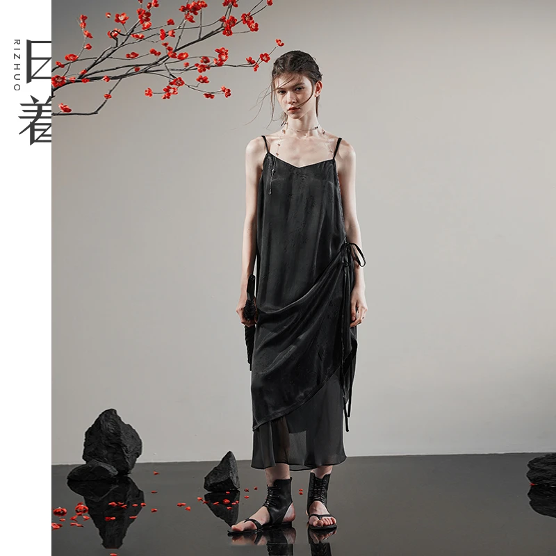 日着原创女装2025夏季新款轻薄吊带裙可收腰黑色连衣裙女RB2793L1