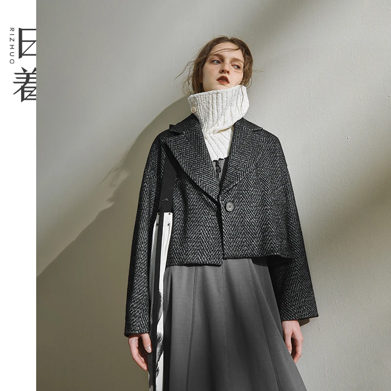 日着原创女装2025冬季新款人字尼西装领宽松气质短款大衣RB8118D2