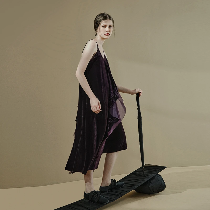 日着品牌女装2025年秋季新款高级感慵懒丝绒吊带连衣裙RA3253L3