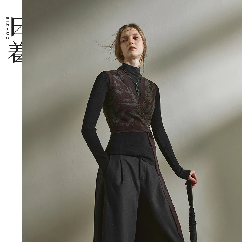 日着原创女装2024冬季新款树影提花时尚V领绑带针织马甲RB8485M2