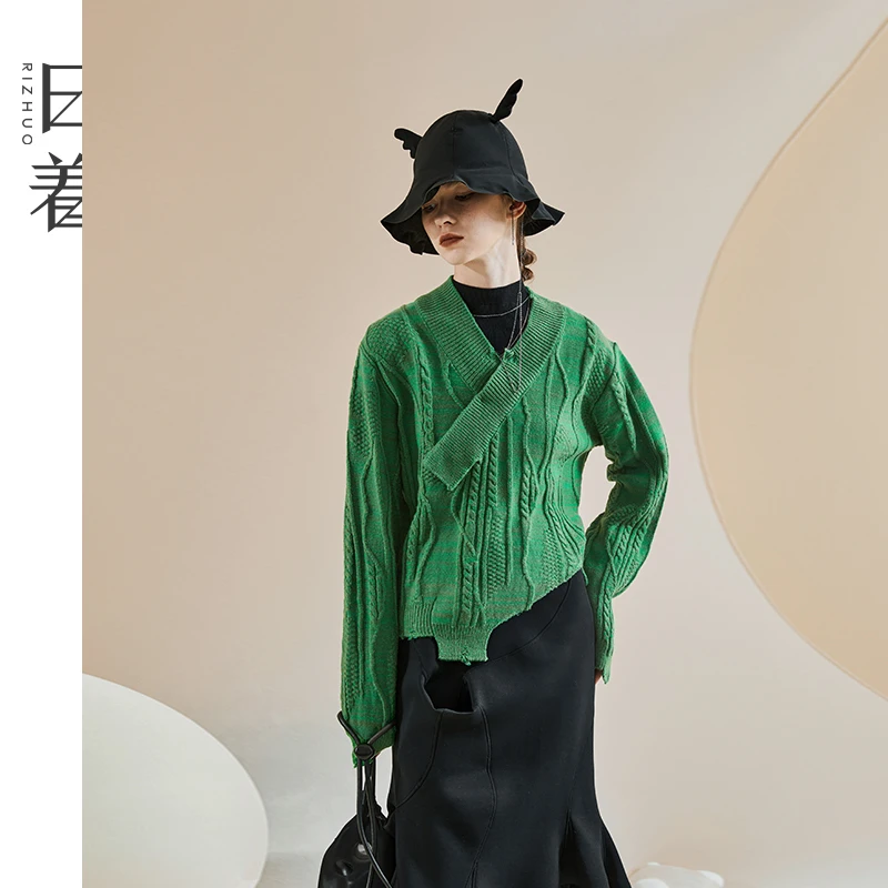 日着原创设计秋冬复古斜襟不规则破边扭花别致针织毛衣女RC8392M0
