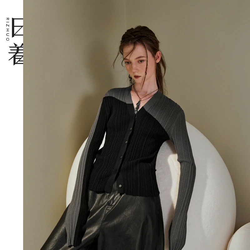 日着原创女装2025秋冬新款嵌花V领撞色修身针织开衫女RB3288M0