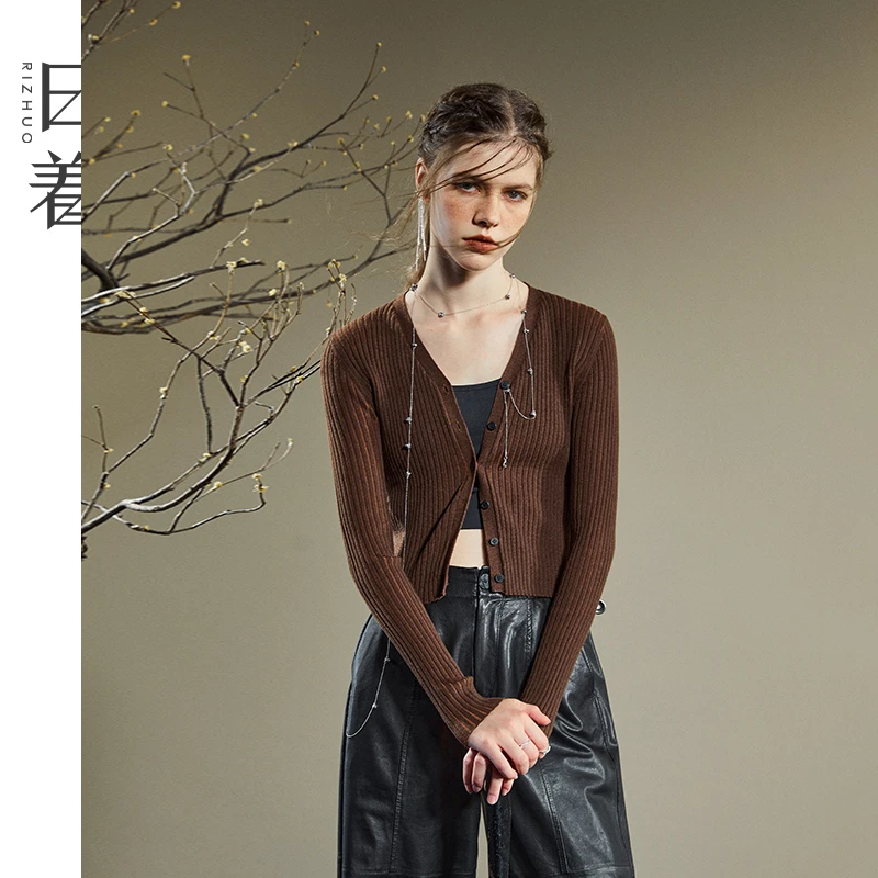 日着原创女装2025秋季新款修身小开衫百搭V领毛针织衫女Z243019M0