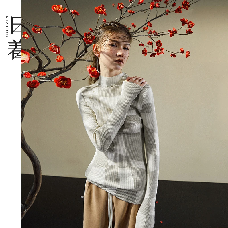 日着原创女装2025冬季新款不规则嵌花半高领修身针织衫RB8282M0