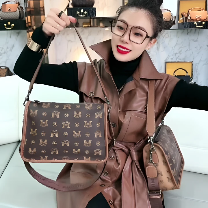 【现货醉牛】百搭设计师款黑金系列ins时尚腋下PVC斜挎包女大容量