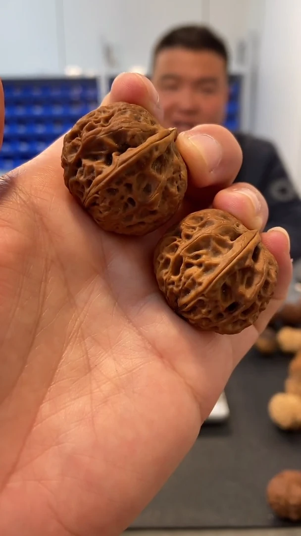 【闪购商品】文玩核桃吊坠绣球小元宝30mm(非一物一图)