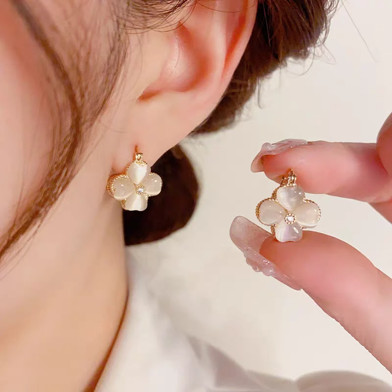 铜合金耳饰 C甜美两戴精致白色百搭时尚四叶花耳扣花卉耳饰E712